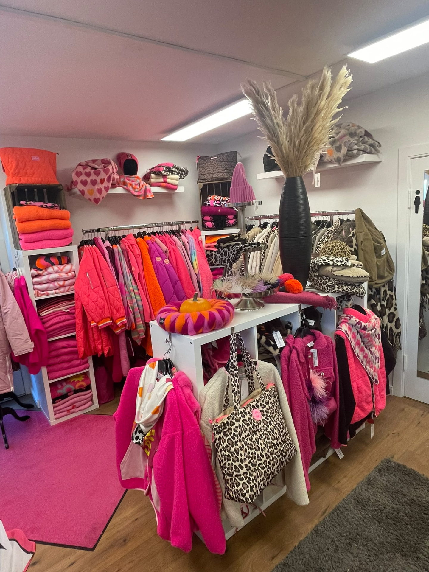 Neue Jacken und Übergangsjacke in Pink und kräftigen Farben in der Boutique