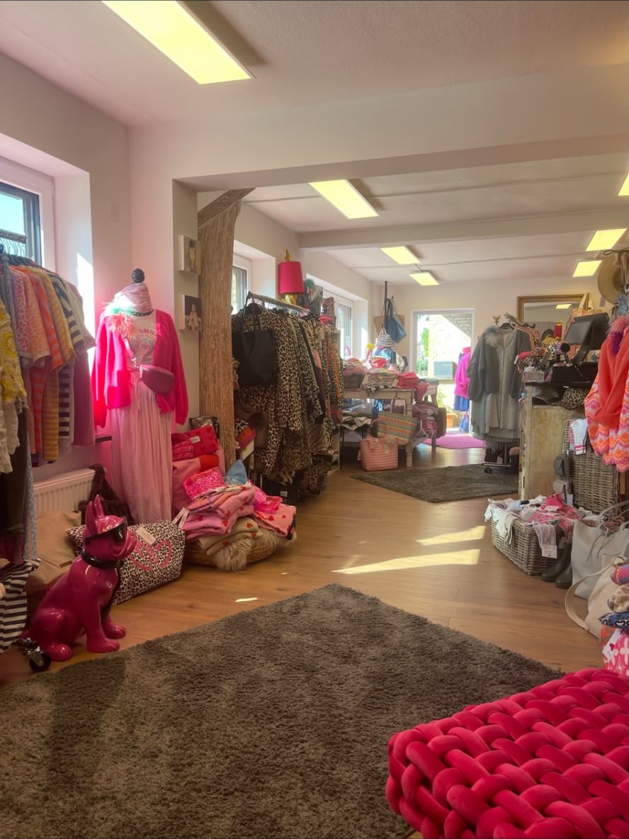Blick in die Boutique Cindys Herz und Mee(h)r mit Kleiderstangen und pinken Accessoires